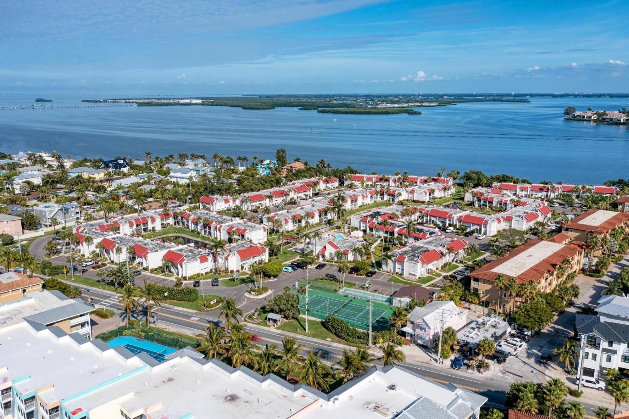 Anna Maria Island Runaway Tropical Dream-One Minute Walk To The Beach-Heated Pool Bradenton Beach Exterior foto